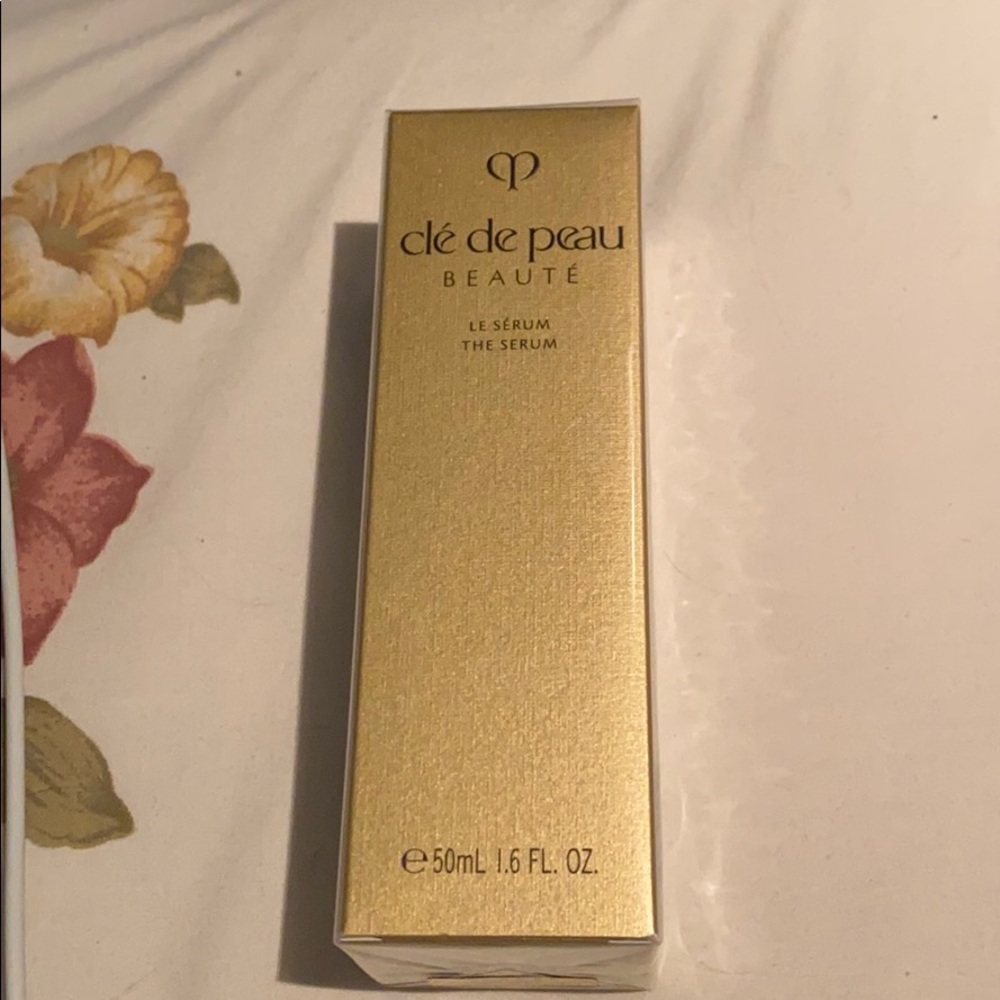 Cle de Peau serum le serum